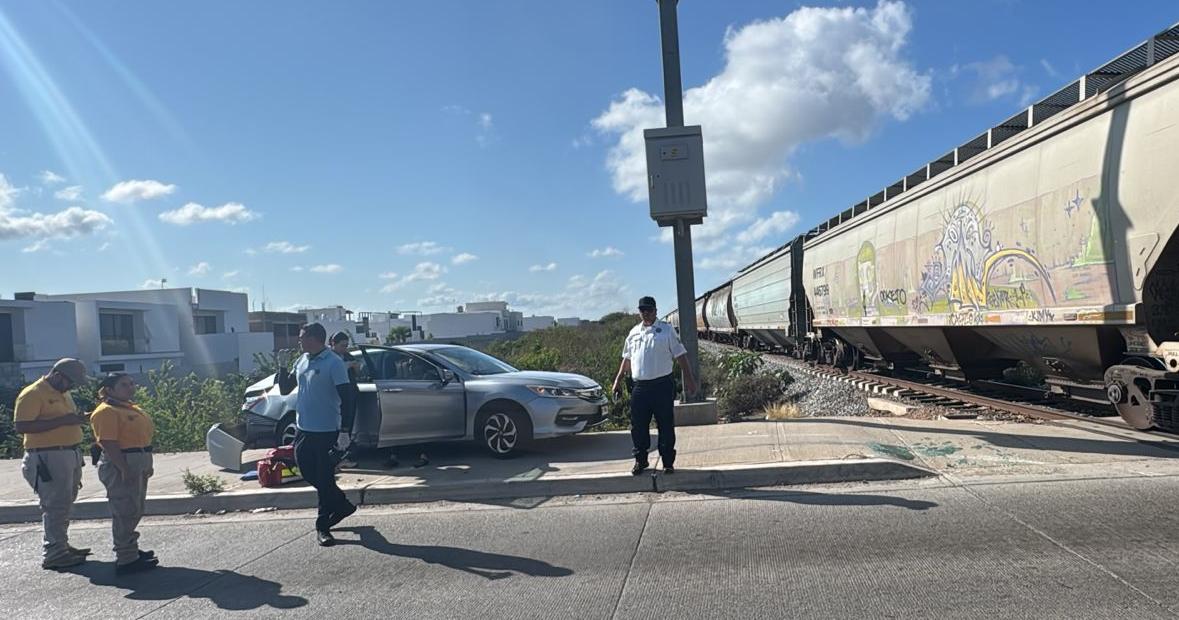 Tren impacta automóvil en cruce ferroviario de la avenida Atlántico; conductora resulta con lesiones leves en Mazatlán
