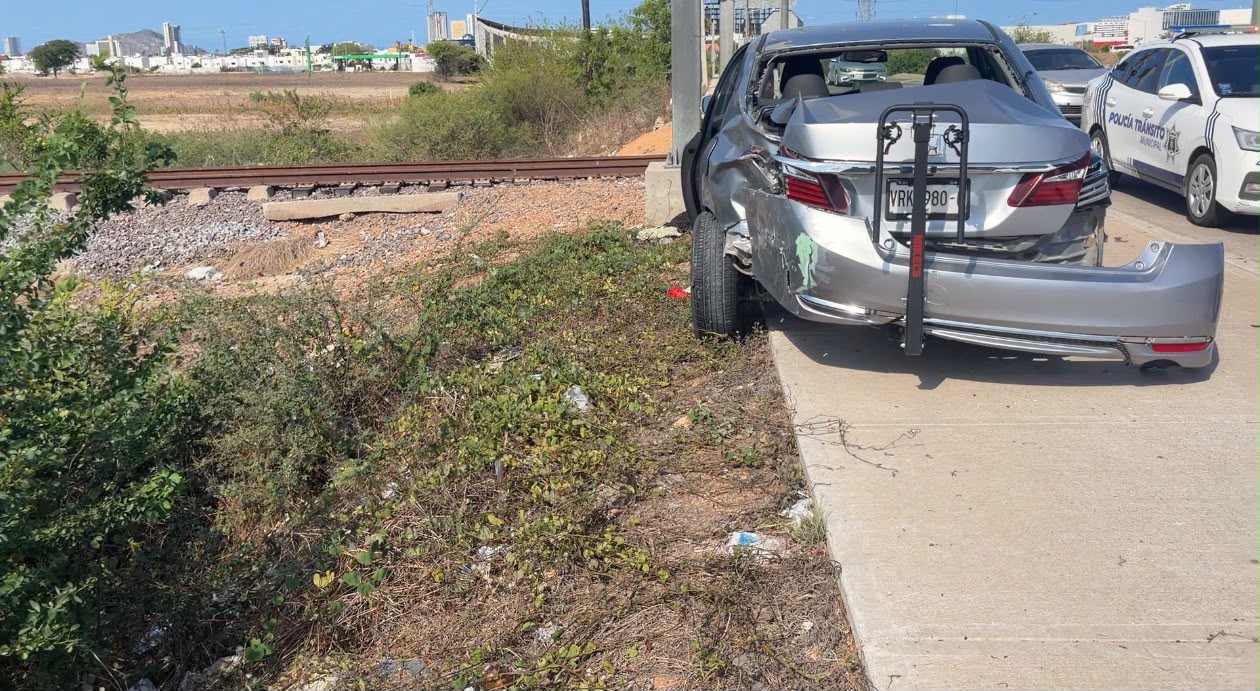 Tren impacta automóvil en cruce ferroviario de la avenida Atlántico; conductora resulta con lesiones leves en Mazatlán