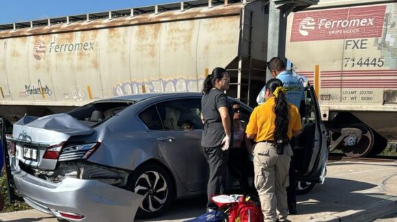 Tren impacta automóvil en cruce ferroviario de la avenida Atlántico; conductora resulta con lesiones leves en Mazatlán, Sinaloa