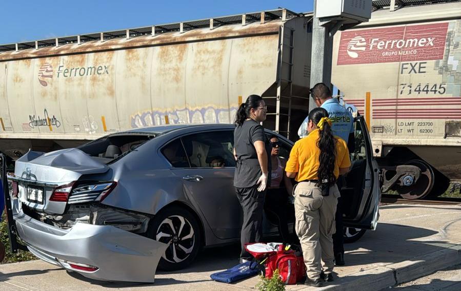Tren impacta automóvil en cruce ferroviario de la avenida Atlántico; conductora resulta con lesiones leves en Mazatlán