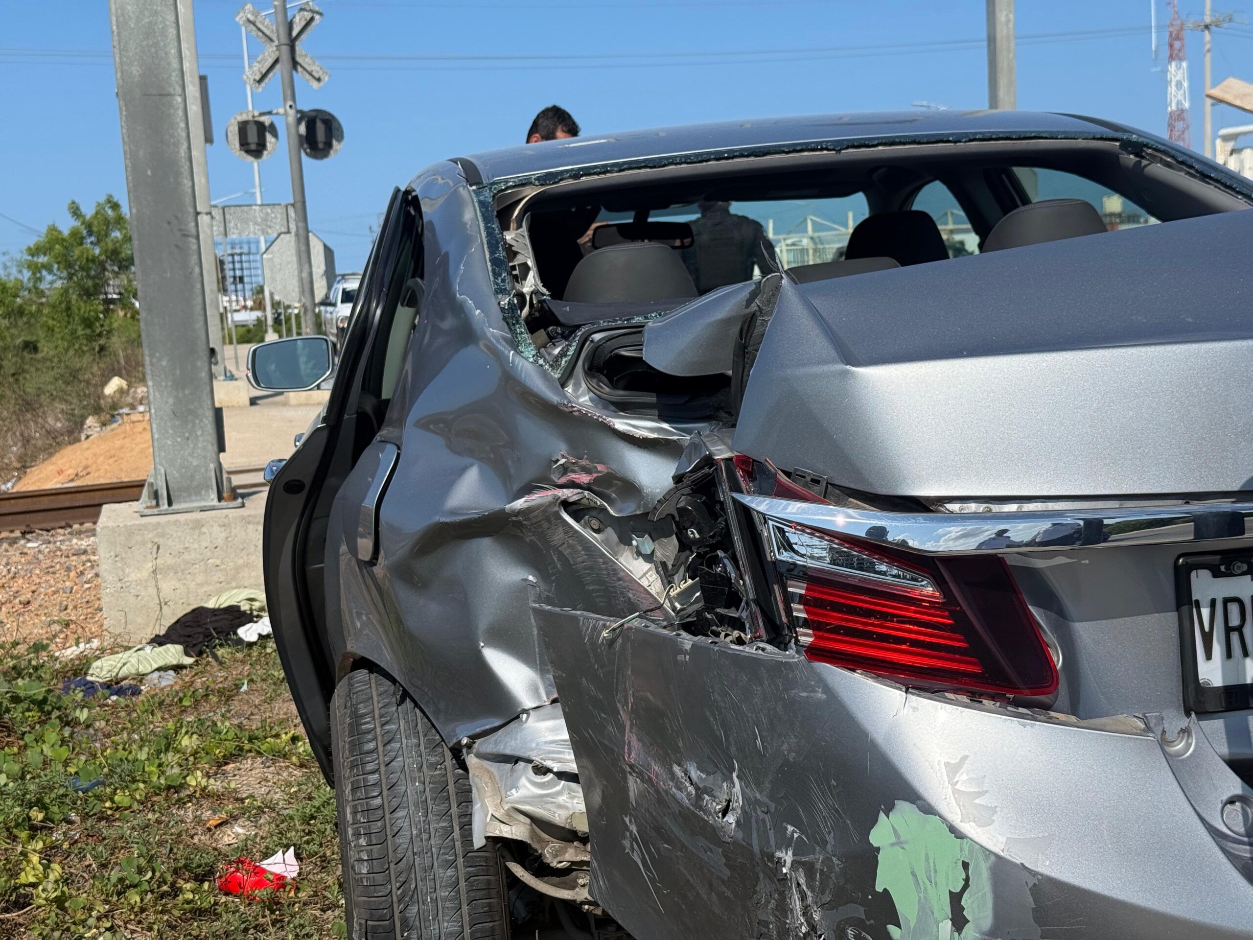 Tren impacta automóvil en cruce ferroviario de la avenida Atlántico; conductora resulta con lesiones leves en Mazatlán