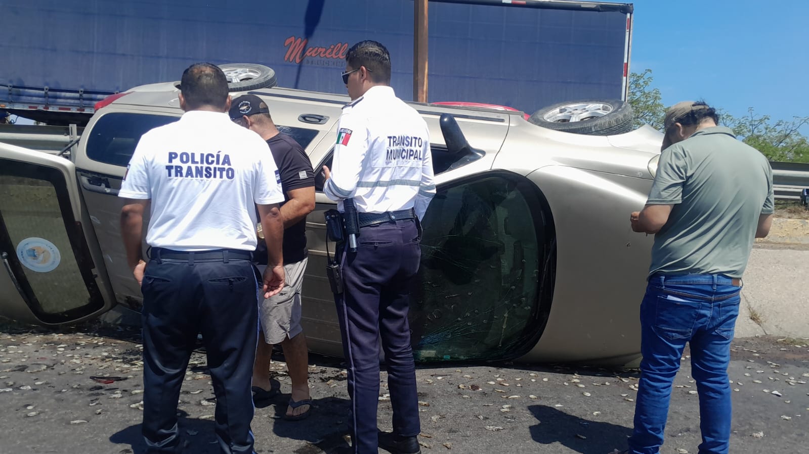 Camioneta vuelca en Mazatlán