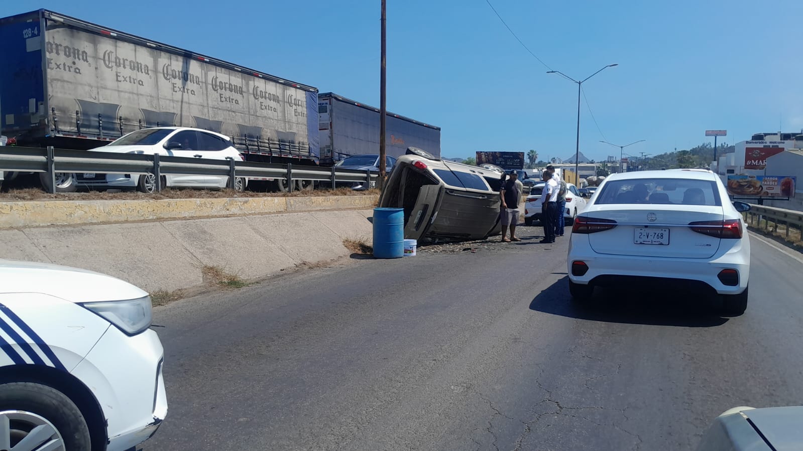 Camioneta vuelca en Mazatlán