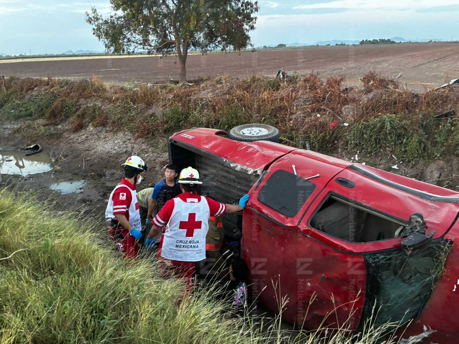 paramédicos de Cruz Roja y bomberos realizan rescate en accidente