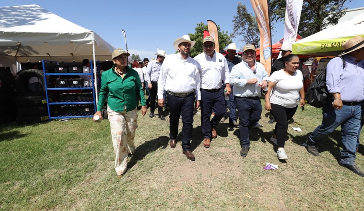 Acude secretario de Agricultura a festejo del Día del Agricultor en Guasave