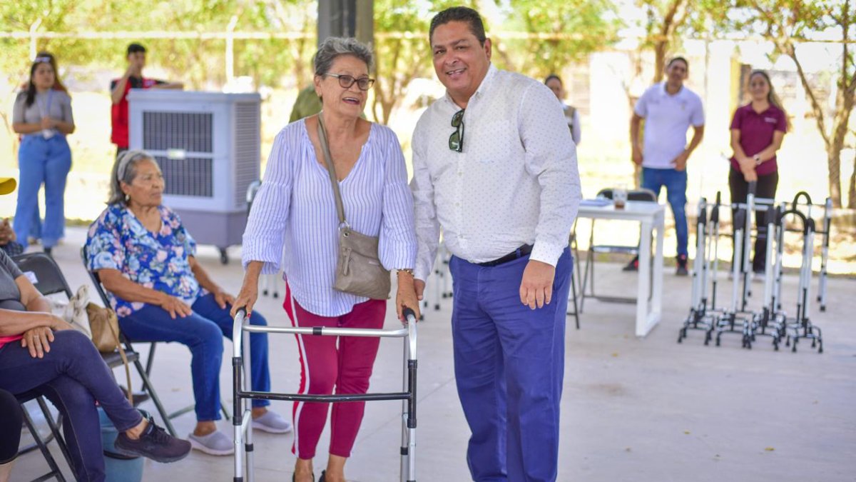 ahomenses estrenan lentes para mejorar la vista adulta
