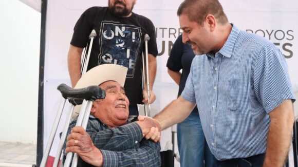 “Seguiré apoyando a quien más lo necesita”: alcalde de Badiraguato, Sinaloa, entrega apoyos funcionales