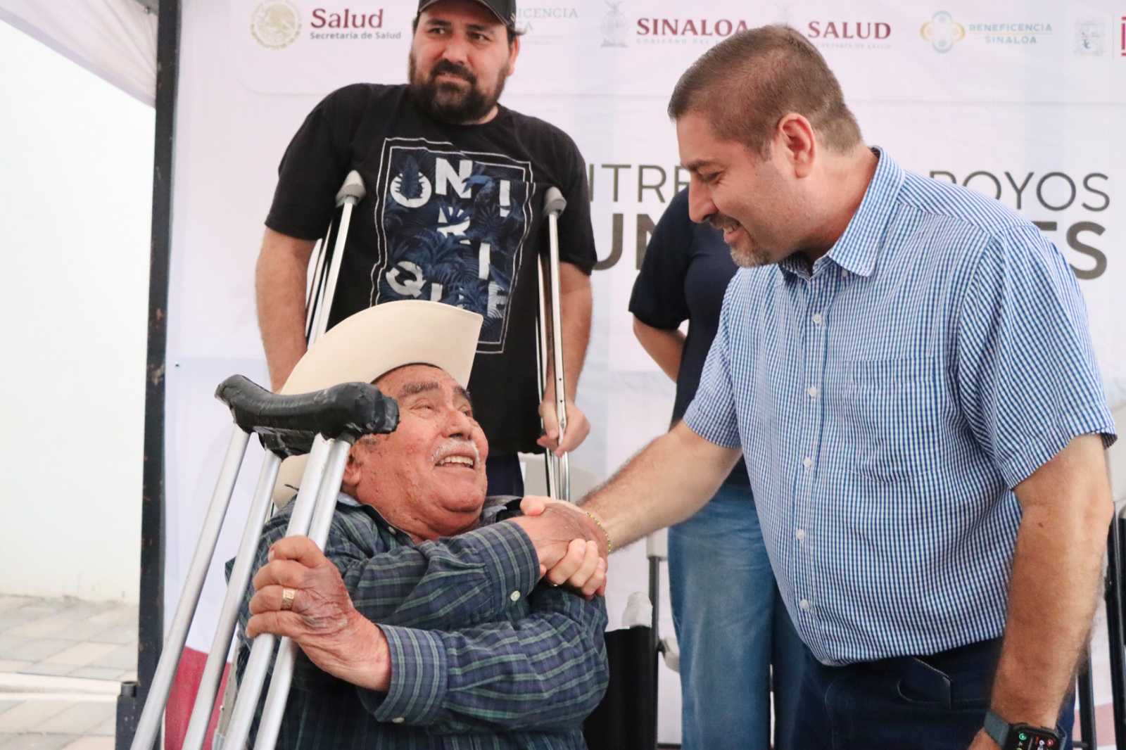 José Paz López Elenes entrega apoyos funcionales.