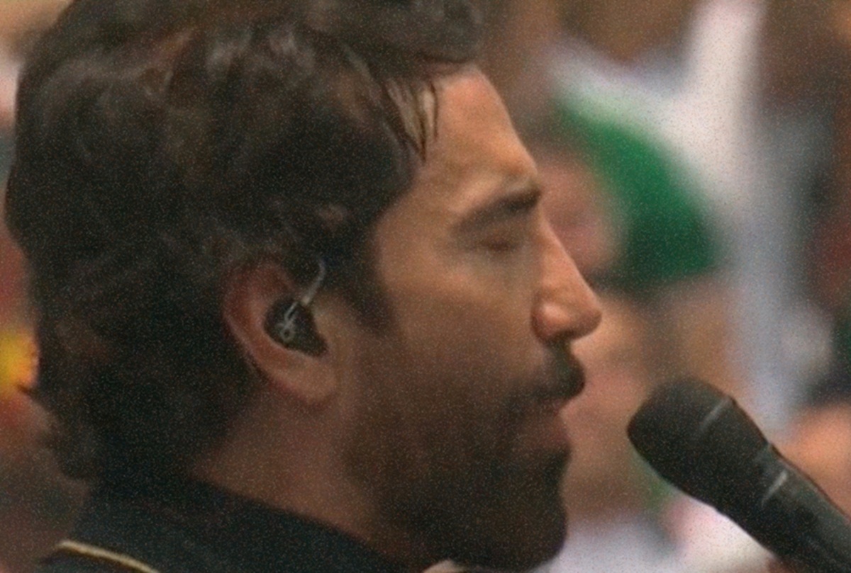 Alejandro Fernández entonando el Himno Nacional en el Mundial