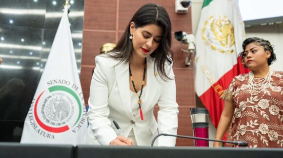 Ana Chiquete renuncia a la Secretaría de las Mujeres y rinde protesta como senadora suplente de Imelda Castro