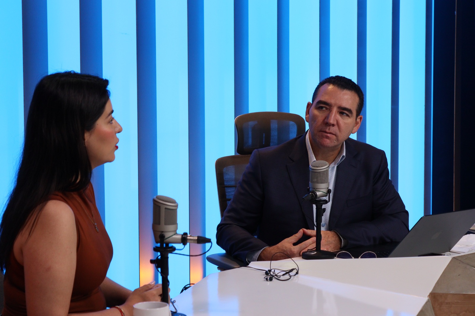 Ana Chiquete Elizalde con Luis Alberto Díaz en Los Noticieristas
