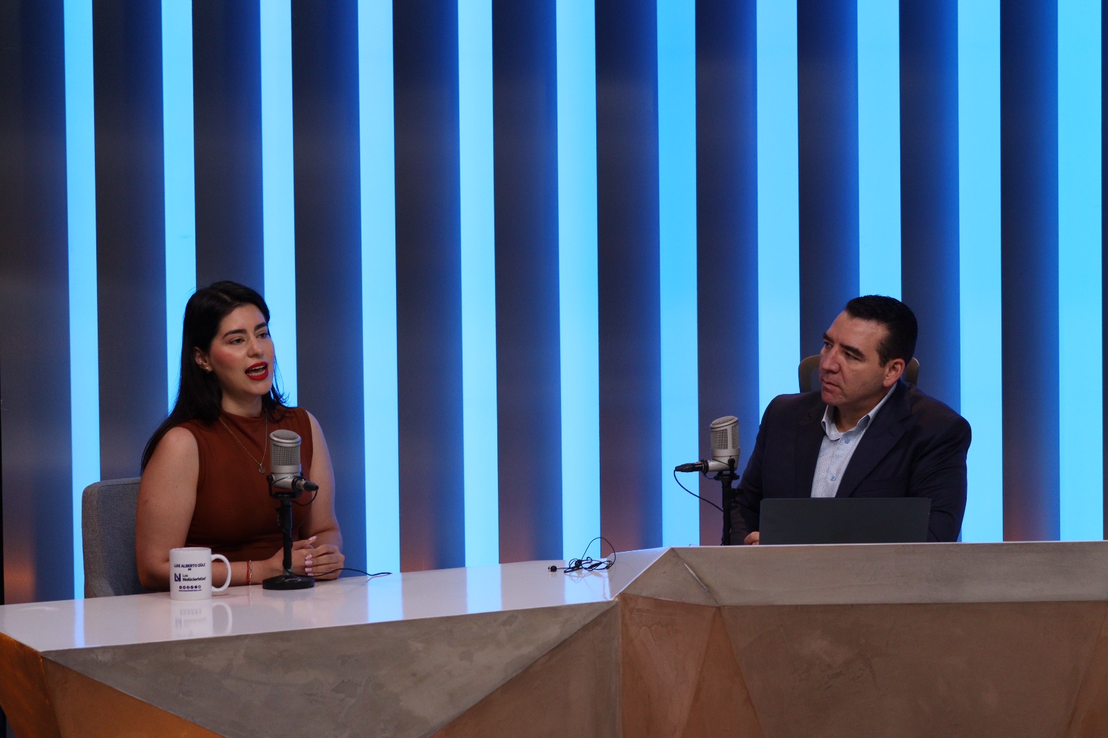 Ana Chiquete Elizalde con Luis Alberto Díaz en Los Noticieristas
