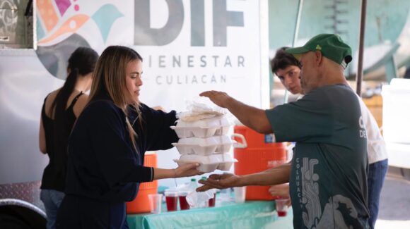 Ana Miriam Ramos lleva alimento a trabajadores y familias del relleno sanitario de Culiacán, Sinaloa