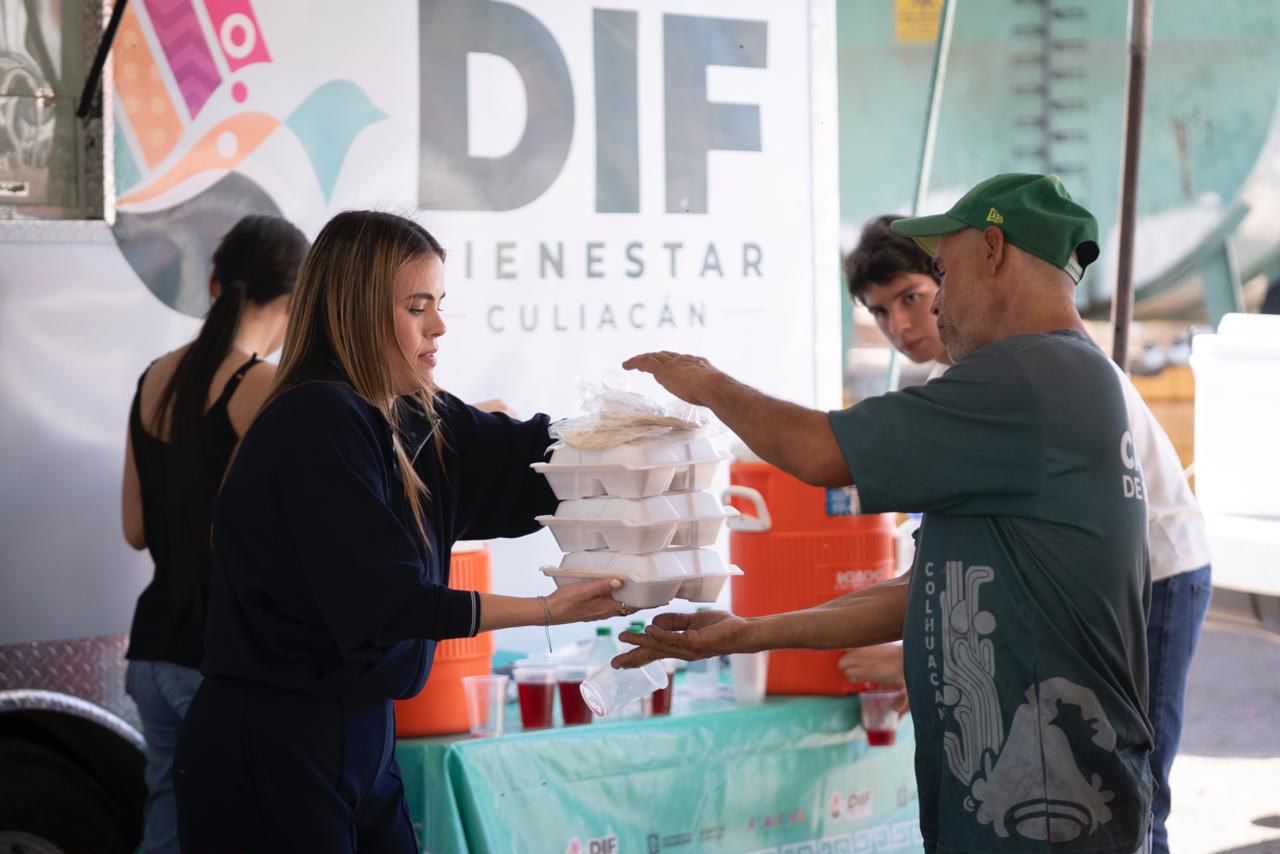 Ana Miriam Ramos entrega alimentos en el relleno sanitario de Culiacán