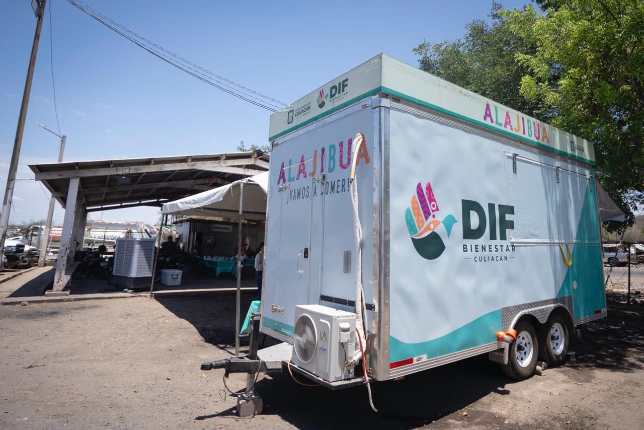 Ana Miriam Ramos entrega alimentos en el relleno sanitario de Culiacán