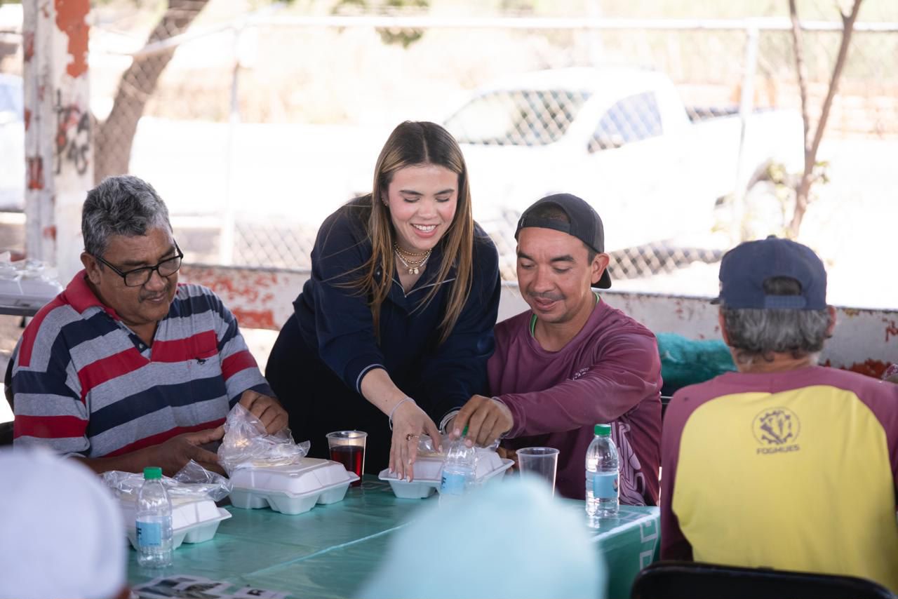 Ana Miriam Ramos entrega alimentos en el relleno sanitario de Culiacán