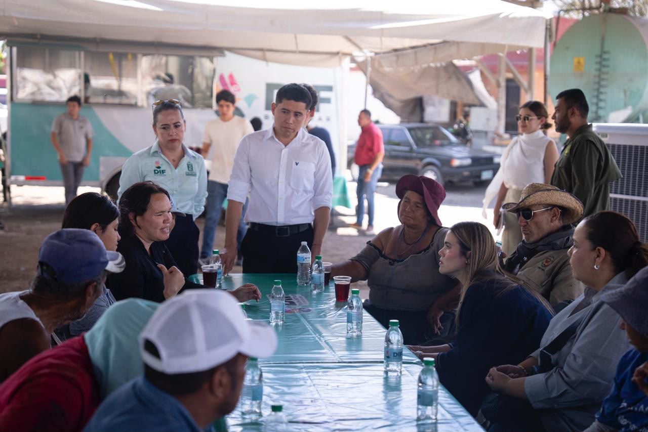 Ana Miriam Ramos entrega alimentos en el relleno sanitario de Culiacán