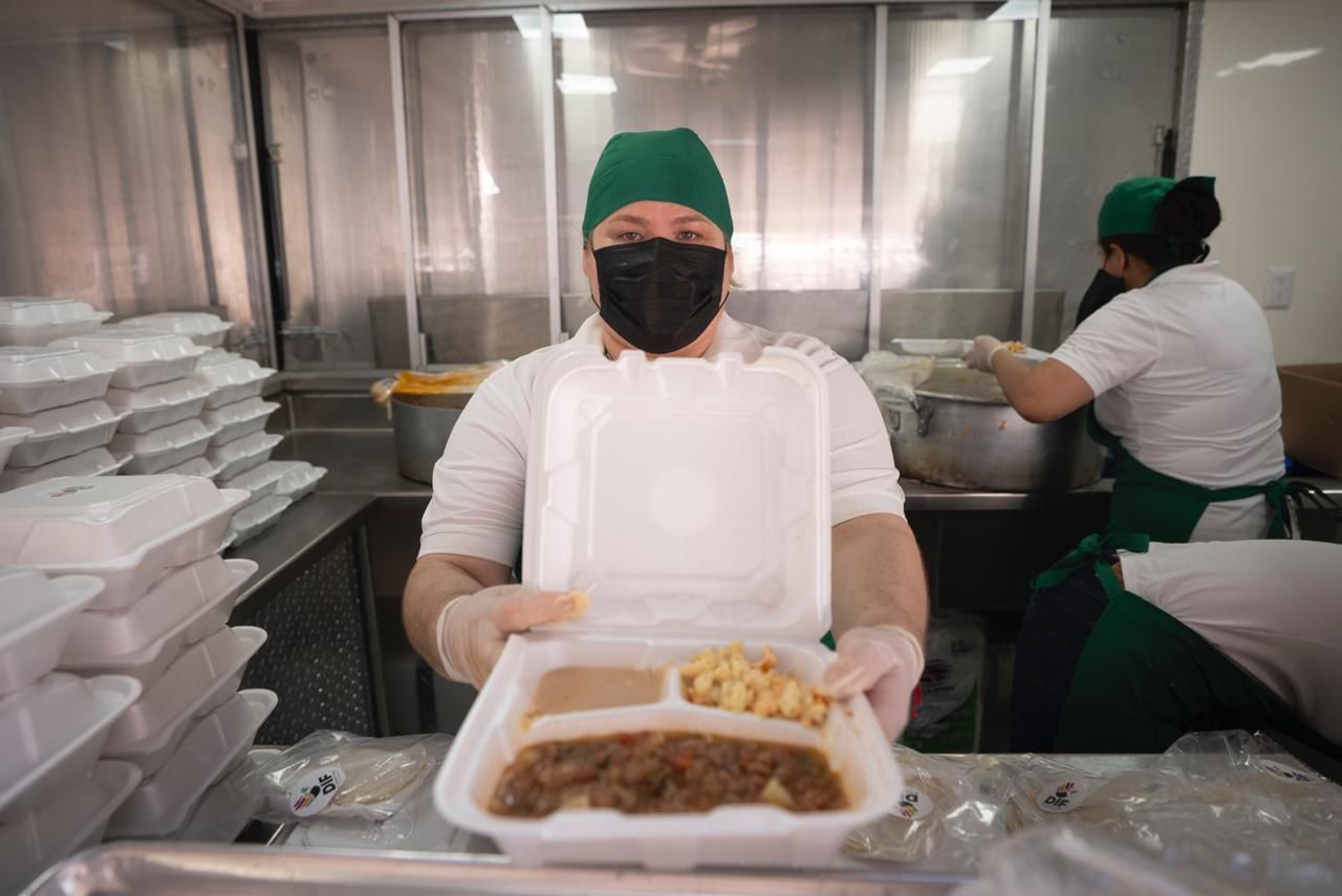 Ana Miriam Ramos entrega alimentos en el relleno sanitario de Culiacán