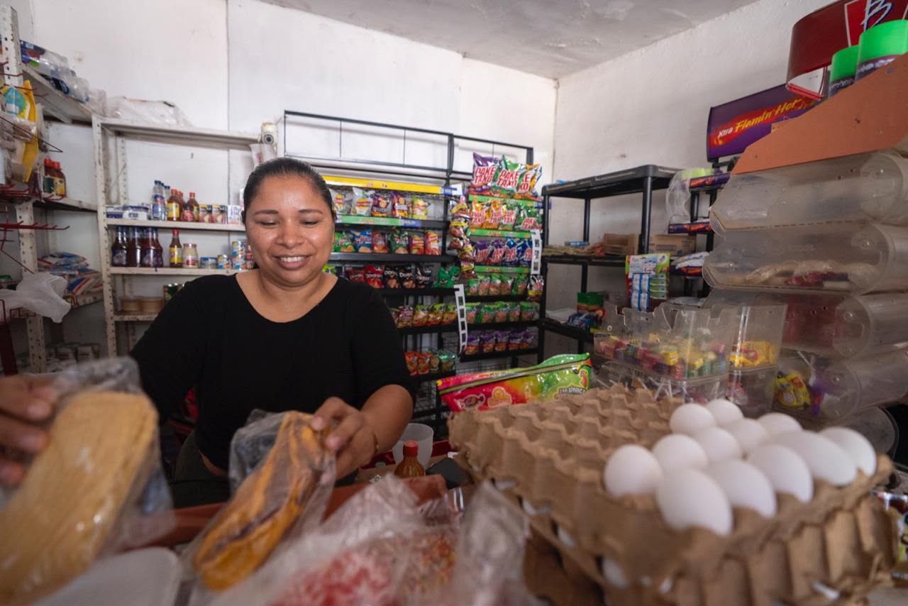 Ana Miriam Ramos entrega financiamiento a 12 emprendedoras de la colonia Bicentenario, en Culiacán