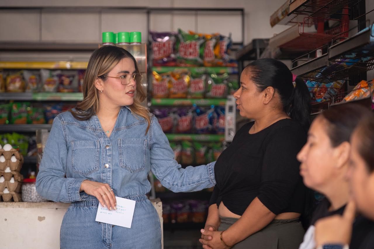 Ana Miriam Ramos entrega financiamiento a 12 emprendedoras de la colonia Bicentenario, en Culiacán