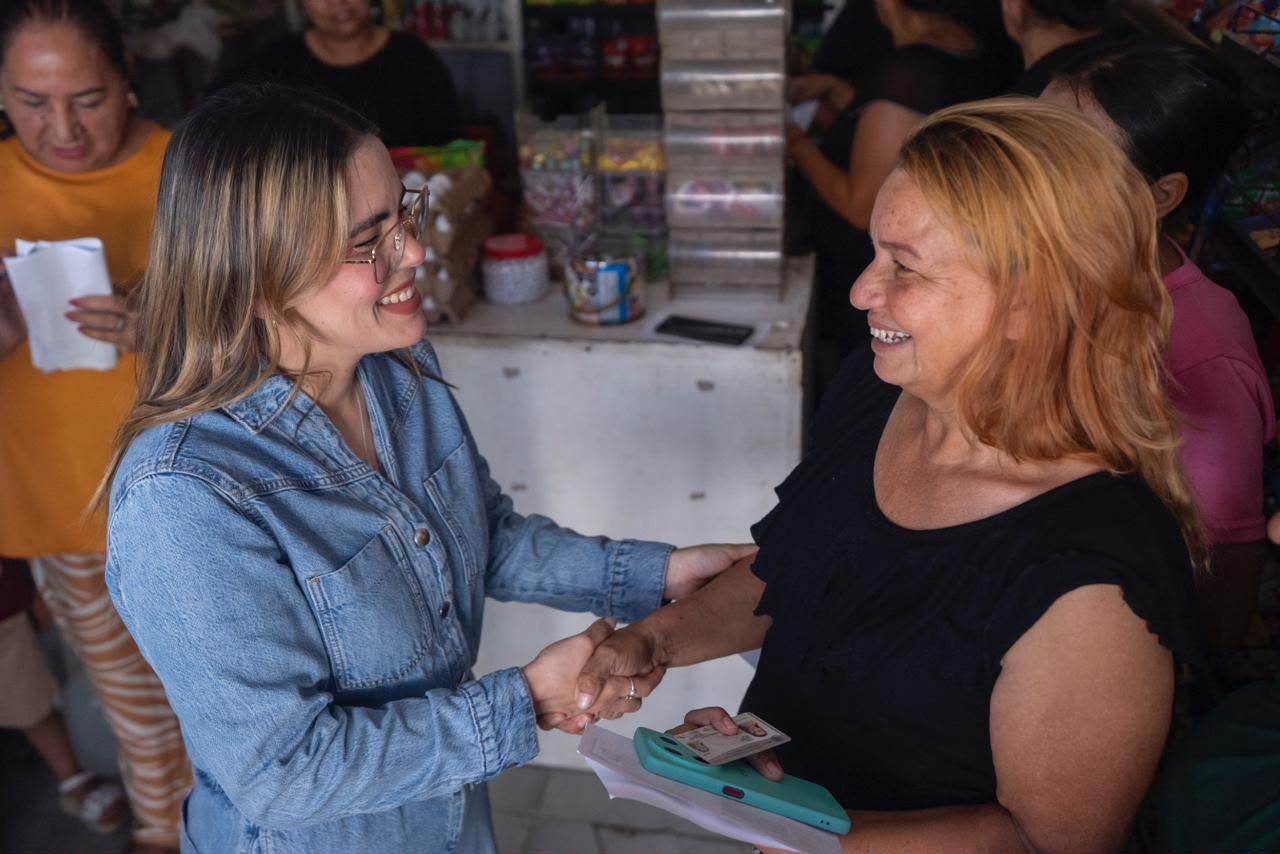 Ana Miriam Ramos entrega financiamiento a 12 emprendedoras de la colonia Bicentenario, en Culiacán