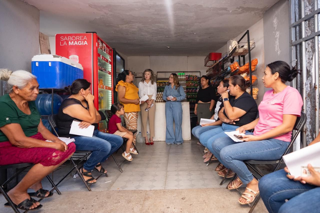 Ana Miriam Ramos entrega financiamiento a 12 emprendedoras de la colonia Bicentenario, en Culiacán
