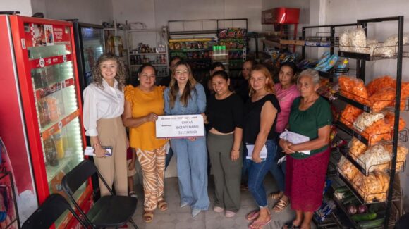Ana Miriam Ramos entrega financiamiento a 12 emprendedoras de la colonia Bicentenario, en Culiacán
