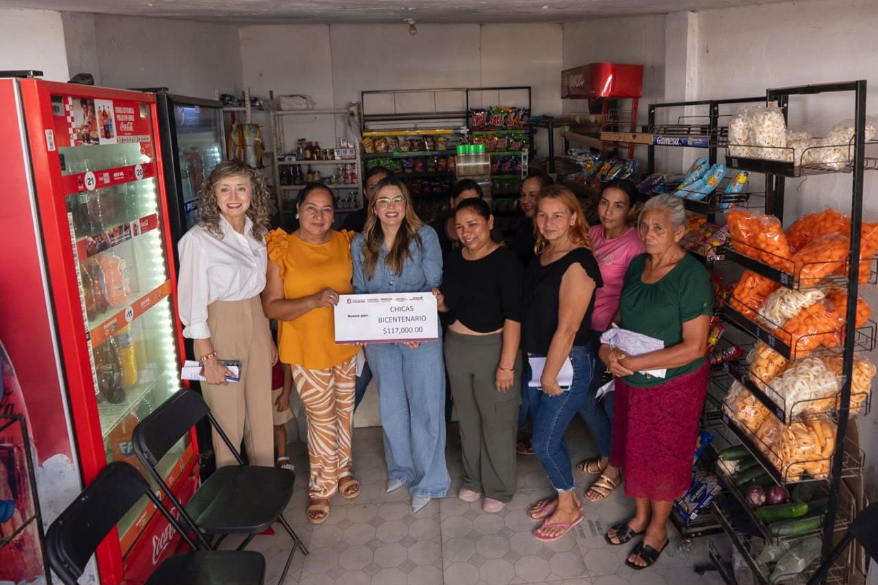 Ana Miriam Ramos entrega financiamiento a 12 emprendedoras de la colonia Bicentenario, en Culiacán