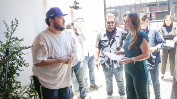 Ana Miriam Villarreal da certeza jurídica de su patrimonio a siete familias de Valle de Encino en Culiacán