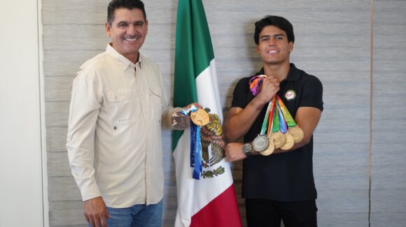 Aarón Ibarra es recibido por el director del ISDE tras lograr el oro en el Panamericano de Gimnasia