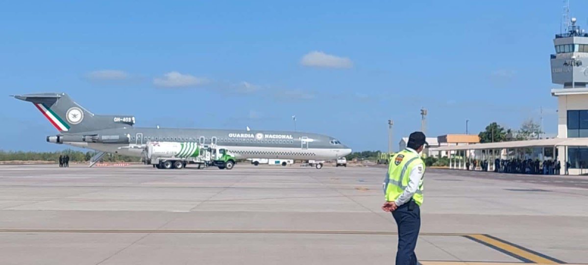 arribo de elementos de la gn al aeropuerto de los mochis