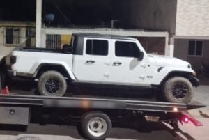 Aseguran camioneta con reporte de robo en Rosario
