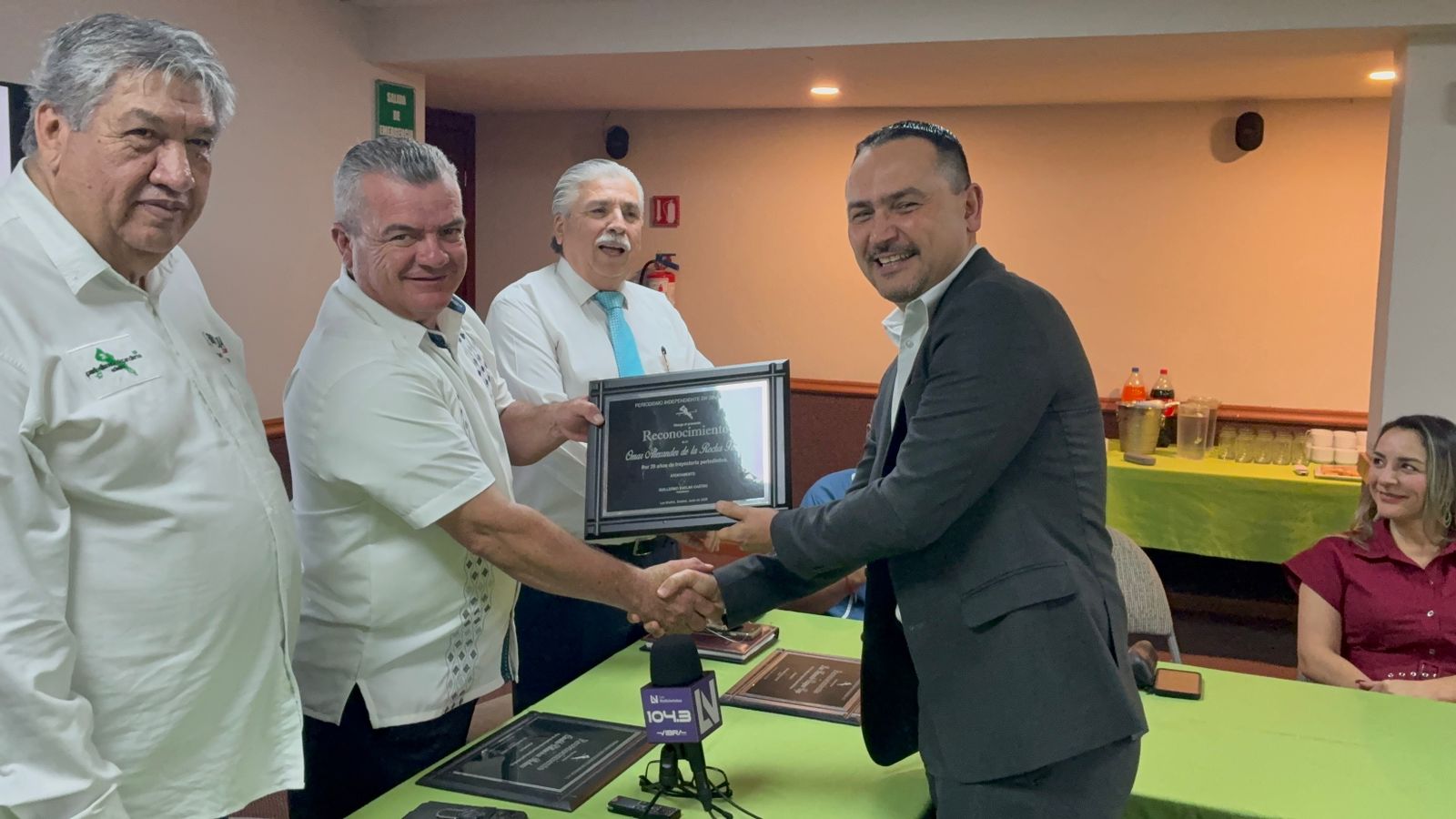 Omar de la Rocha recibe reconocimiento de la Asociación de Periodismo Independiente en Sinaloa