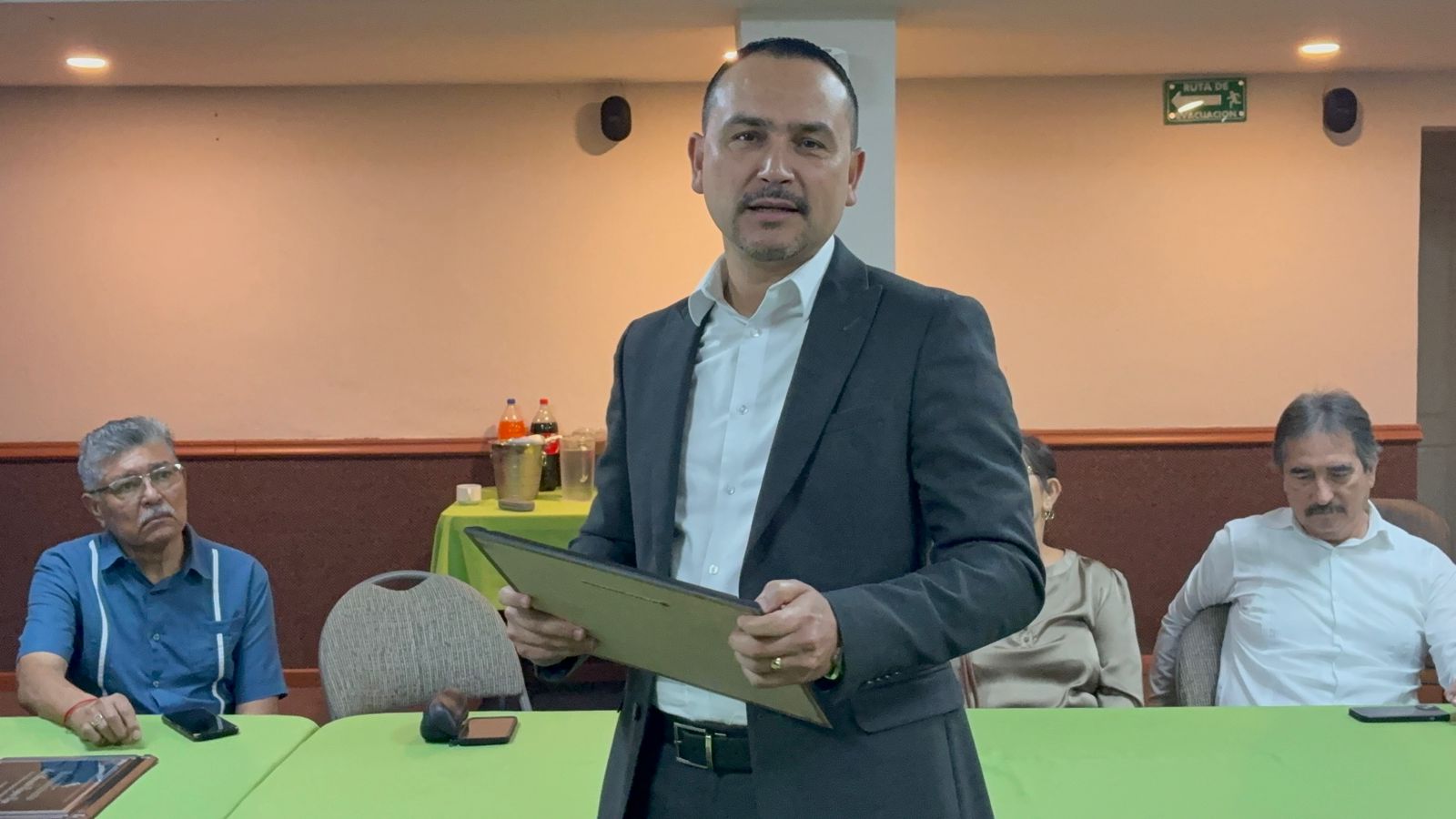 Omar de la Rocha recibe reconocimiento de la Asociación de Periodismo Independiente en Sinaloa