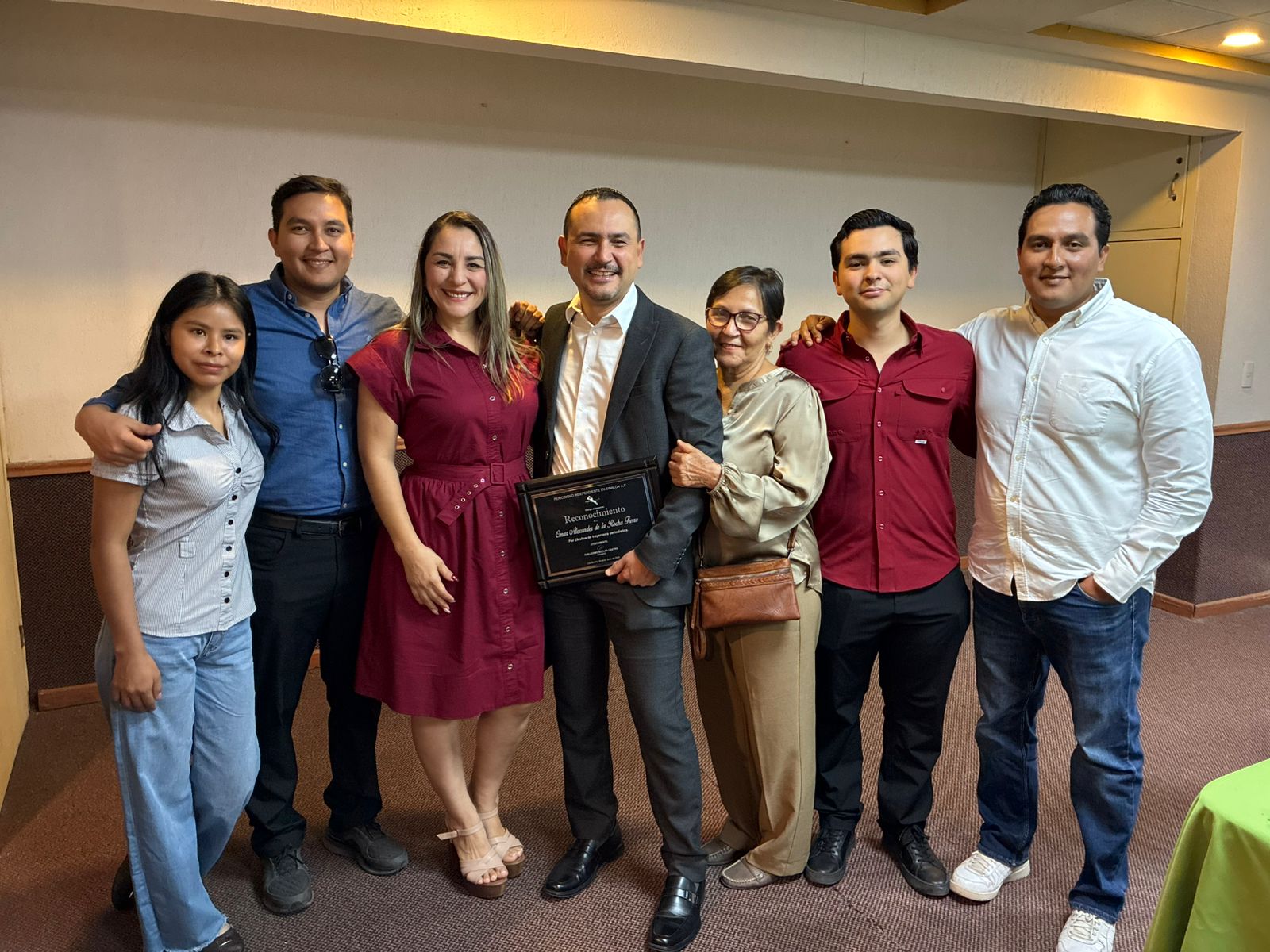 Omar de la Rocha recibe reconocimiento de la Asociación de Periodismo Independiente en Sinaloa