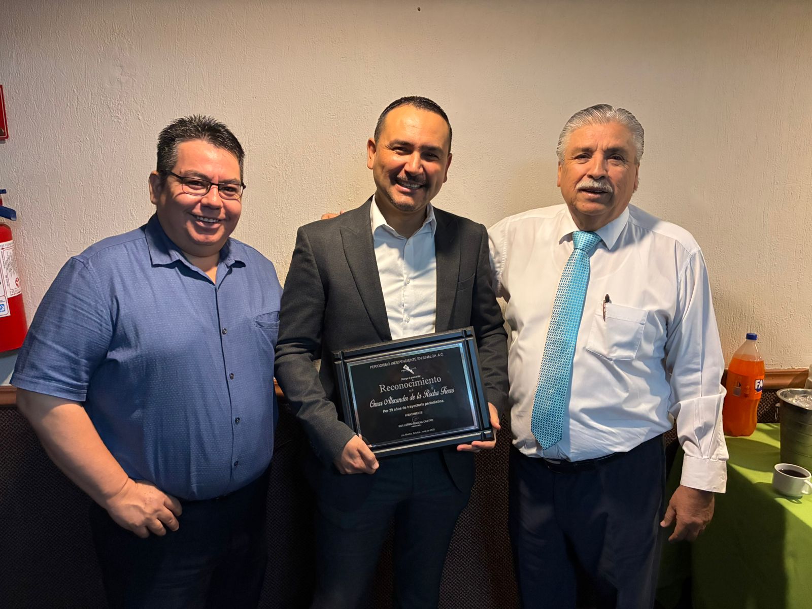 Omar de la Rocha recibe reconocimiento de la Asociación de Periodismo Independiente en Sinaloa