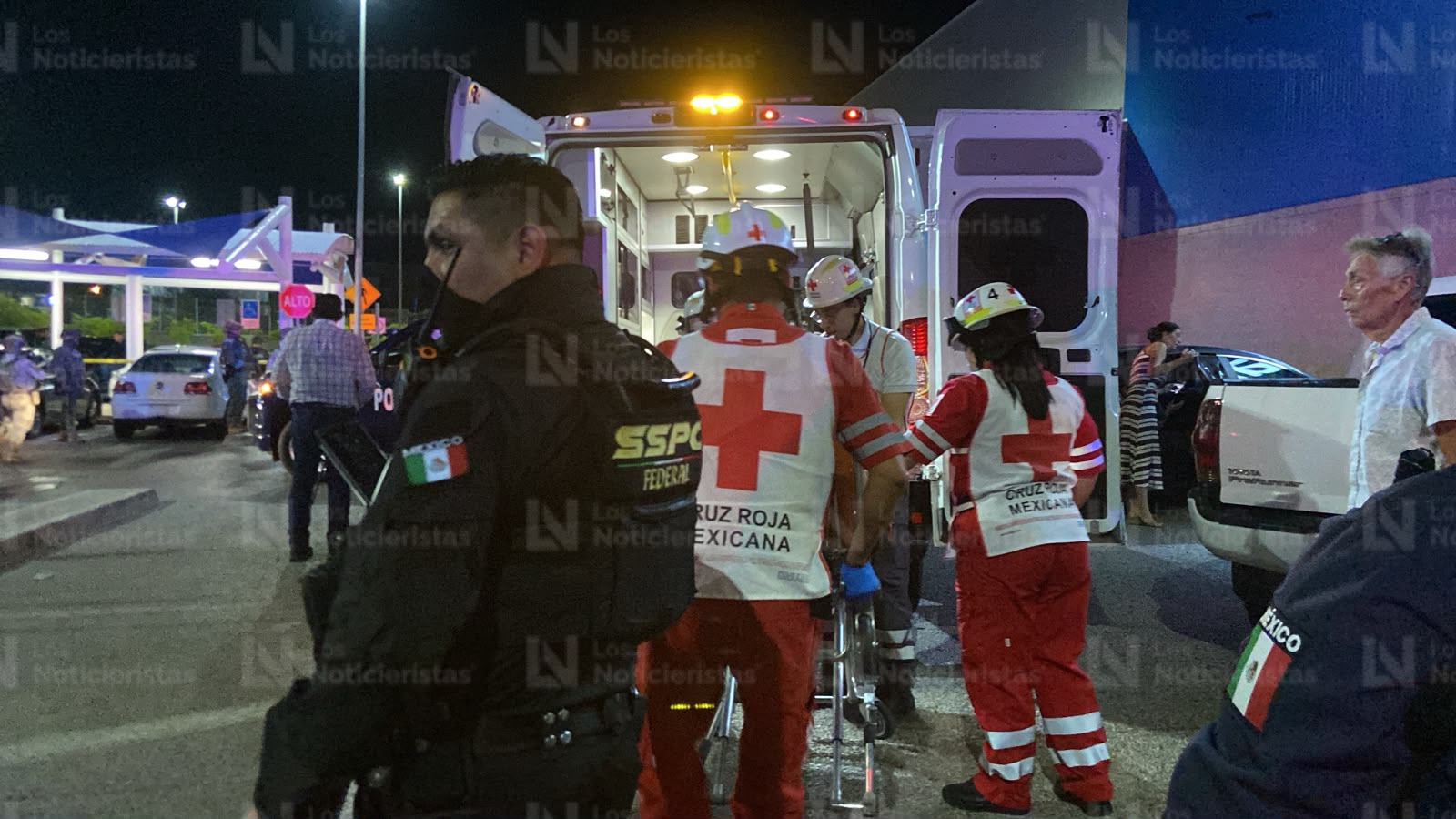 Mujer herida por esquirla tras la ejecución de un hombre en el estacionamiento de un supermercado en La Conquista, Culiacán