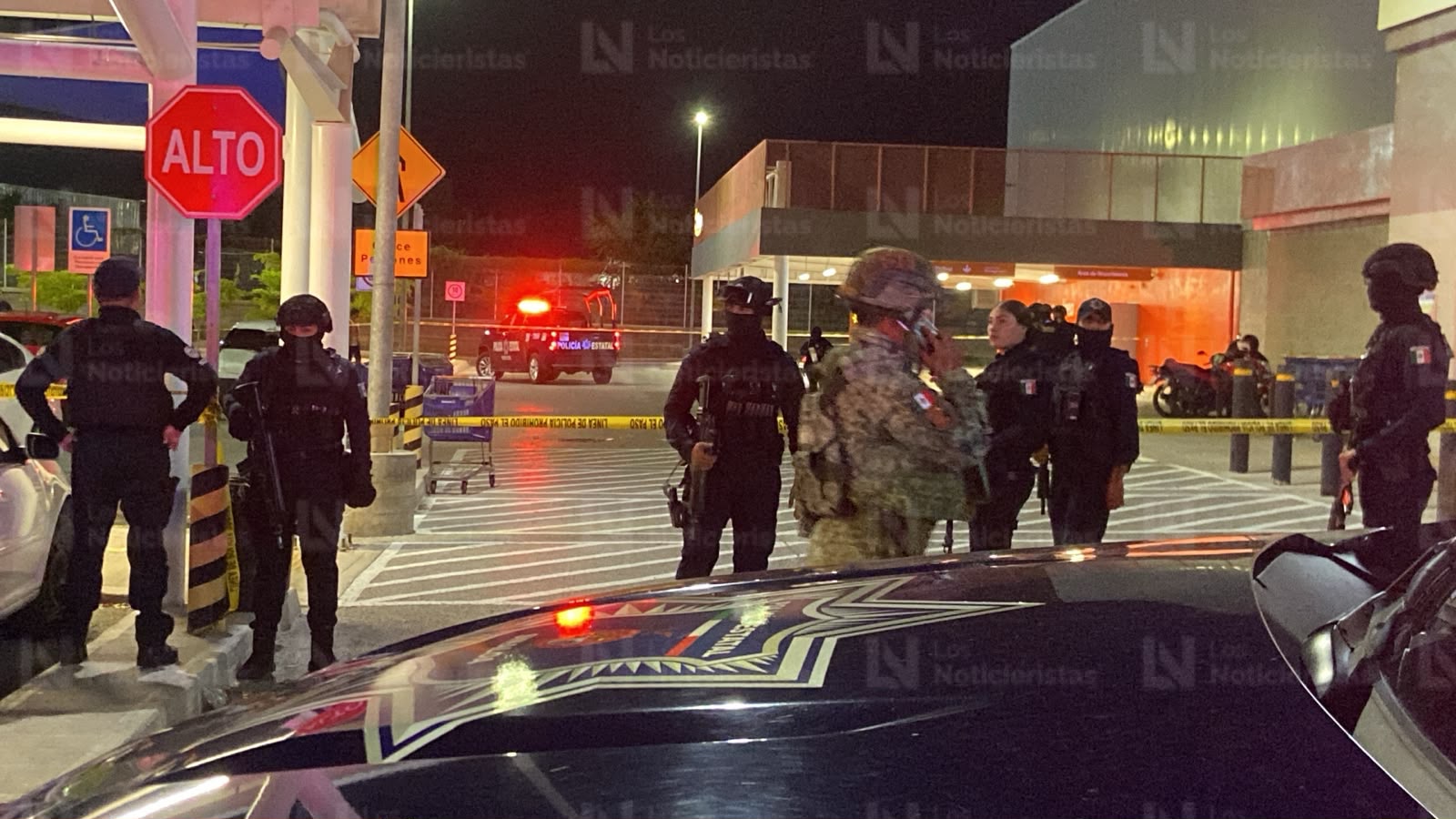 Ejecutan a balazos a un hombre en el estacionamiento de un supermercado en La Conquista, Culiacán