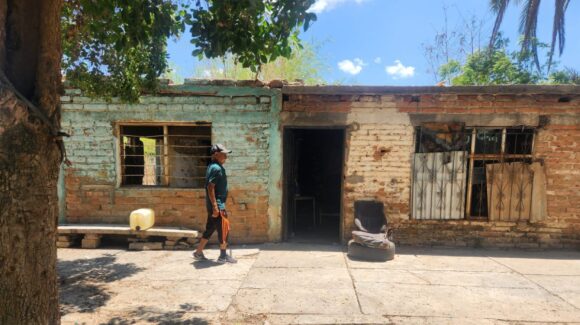 Atiende DIF Sinaloa a don Francisco; buscan ayudarlo a recuperar su hogar en Agua Fría