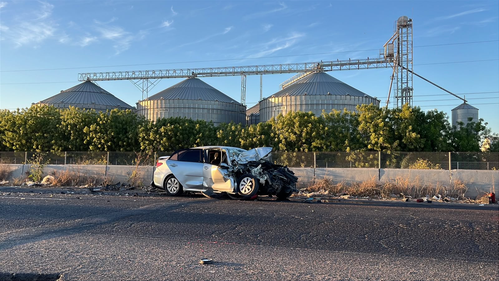 Auto choca contra muro en la México 15, en Guasave