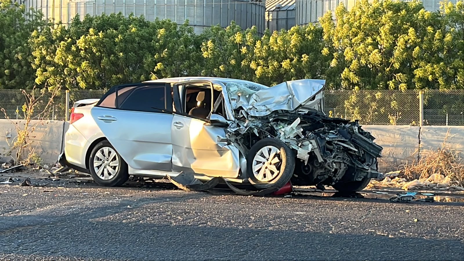 Auto choca contra muro en la México 15, en Guasave