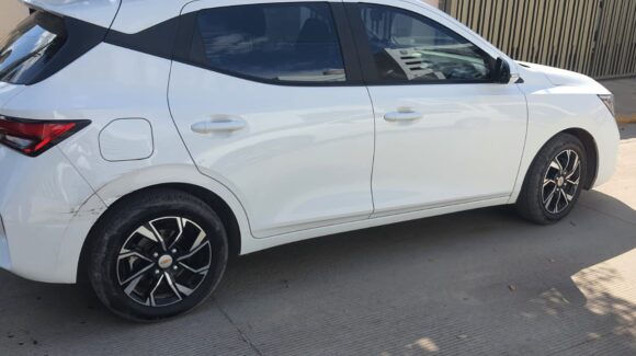 Conductor se da a la fuga tras chocar vehículo estacionado en el Centro de Guasave, Sinaloa