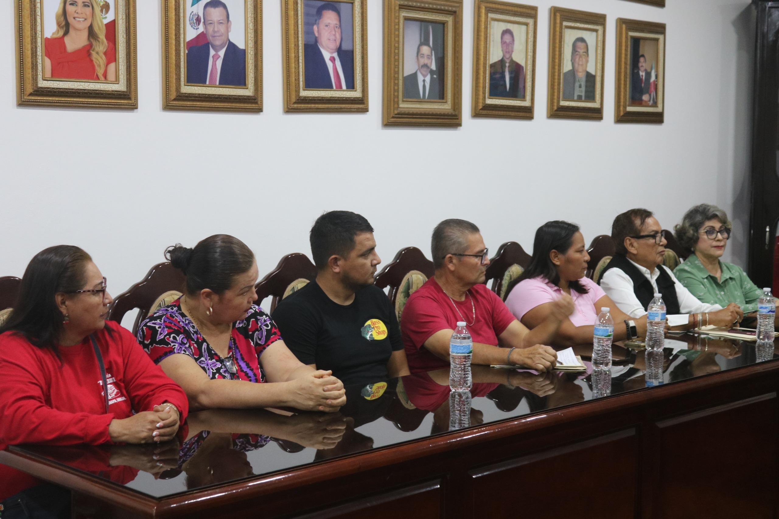 Autoridades municipales realizan una mesa de trabajo con miembros de la Secretaría de Economía de Sinaloa