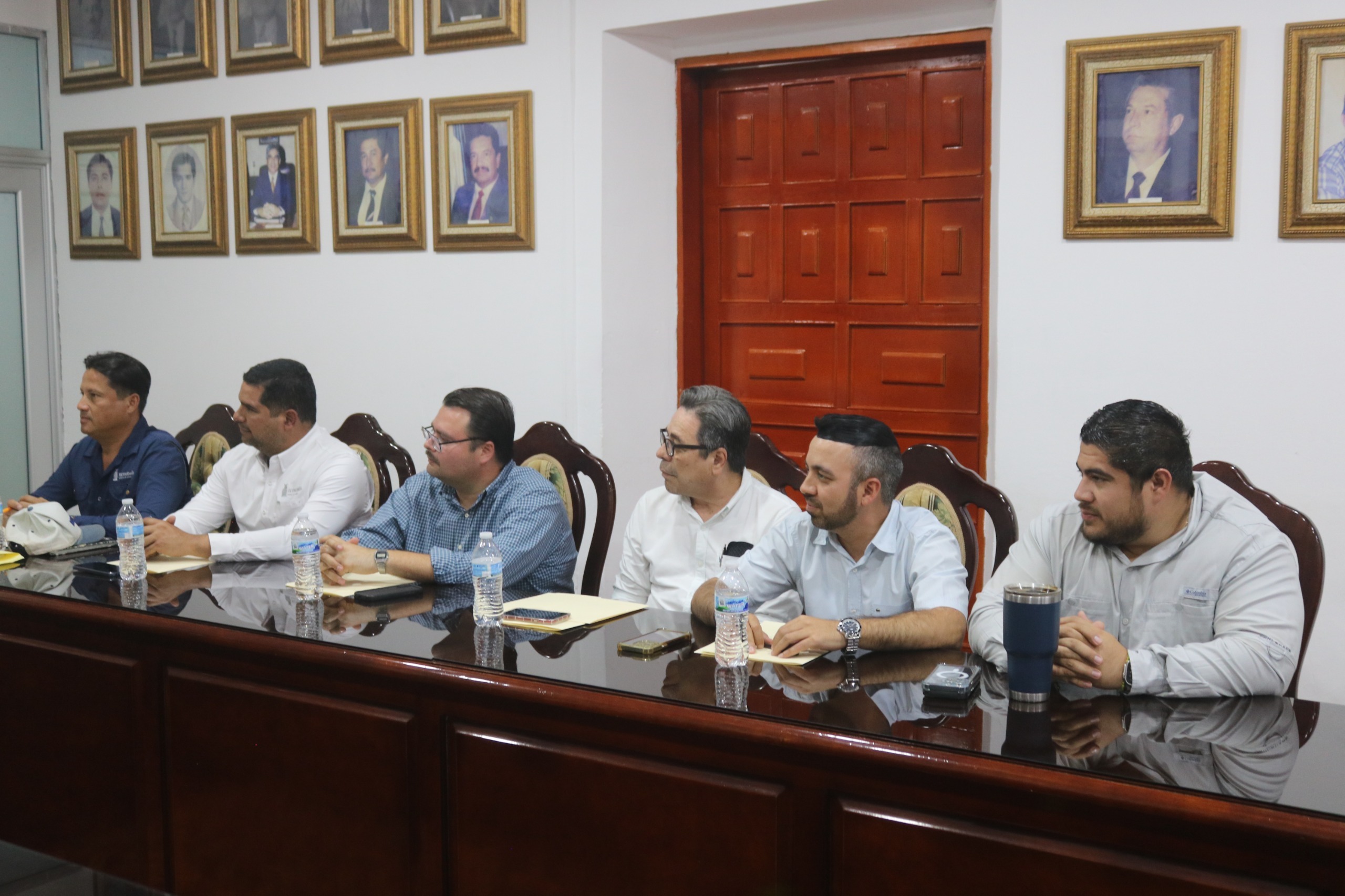 Autoridades municipales realizan una mesa de trabajo con miembros de la Secretaría de Economía de Sinaloa