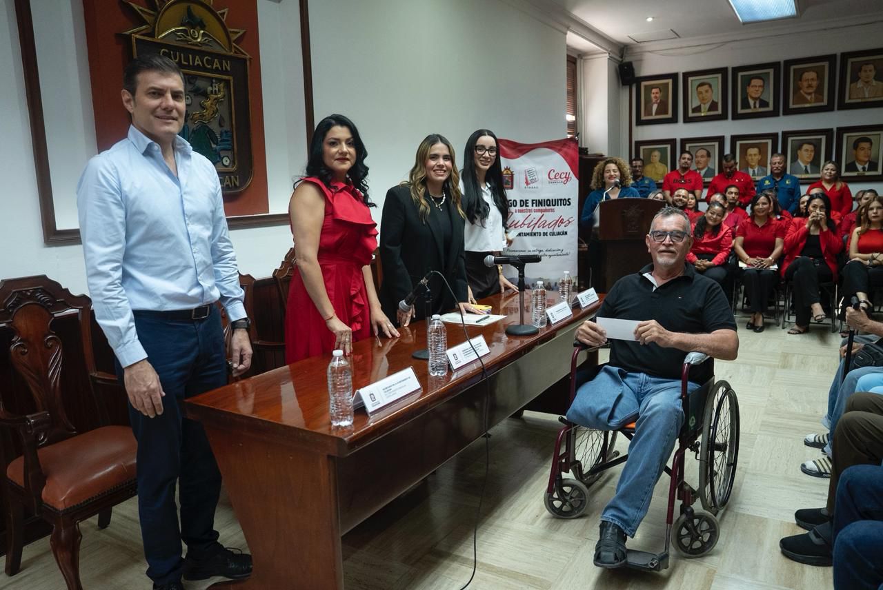 Ayuntamiento de Culiacán entrega primas de antigüedad a trabajadores