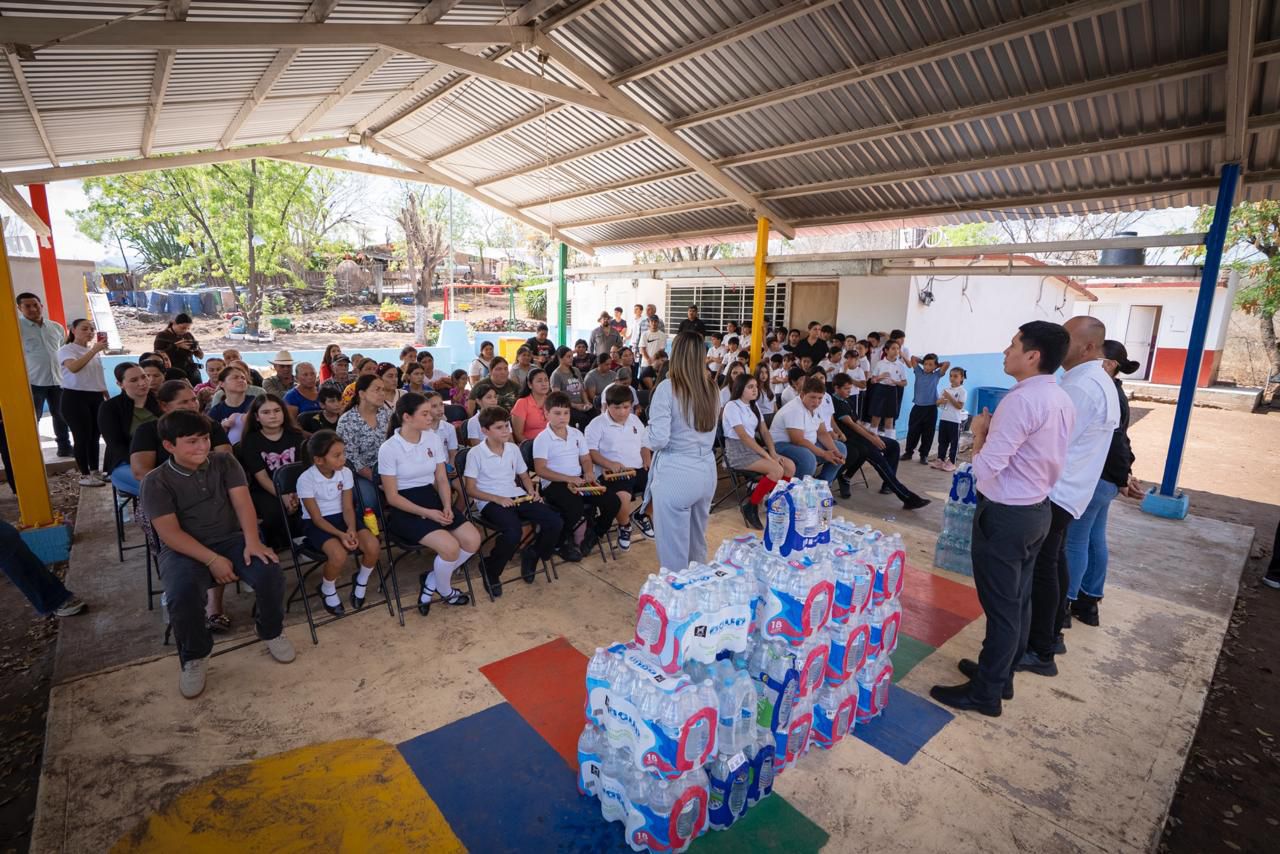 Ana Miriam Ramos y DIF Culiacán llevan 5 mil litros de agua para consumo humano a comunidades de Sanalona