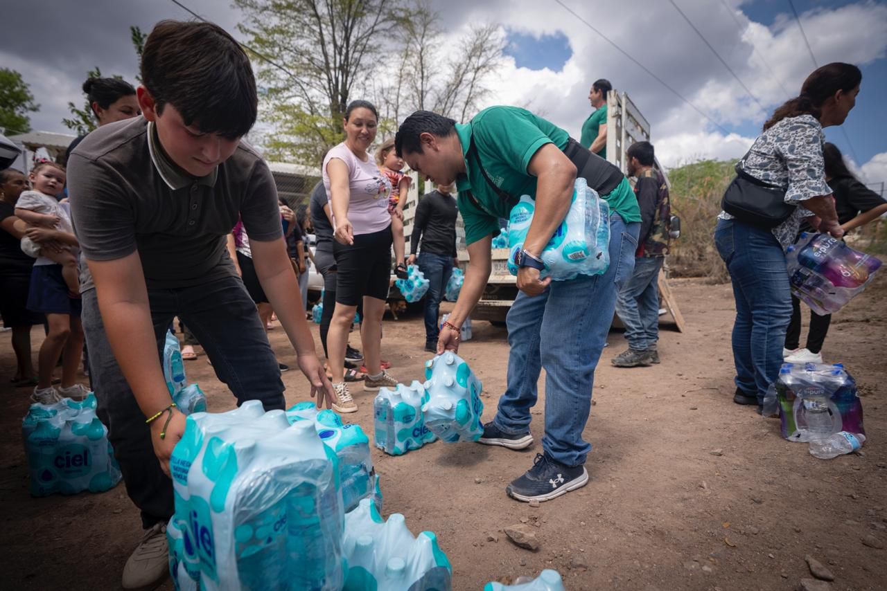 Ana Miriam Ramos y DIF Culiacán llevan 5 mil litros de agua para consumo humano a comunidades de Sanalona