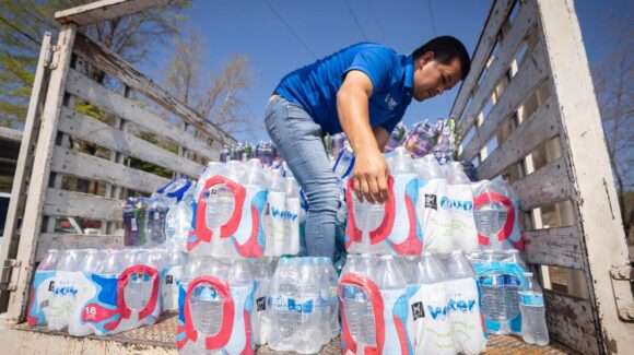 Ana Miriam Ramos y DIF Culiacán llevan 5 mil litros de agua para consumo humano a comunidades de Sanalona