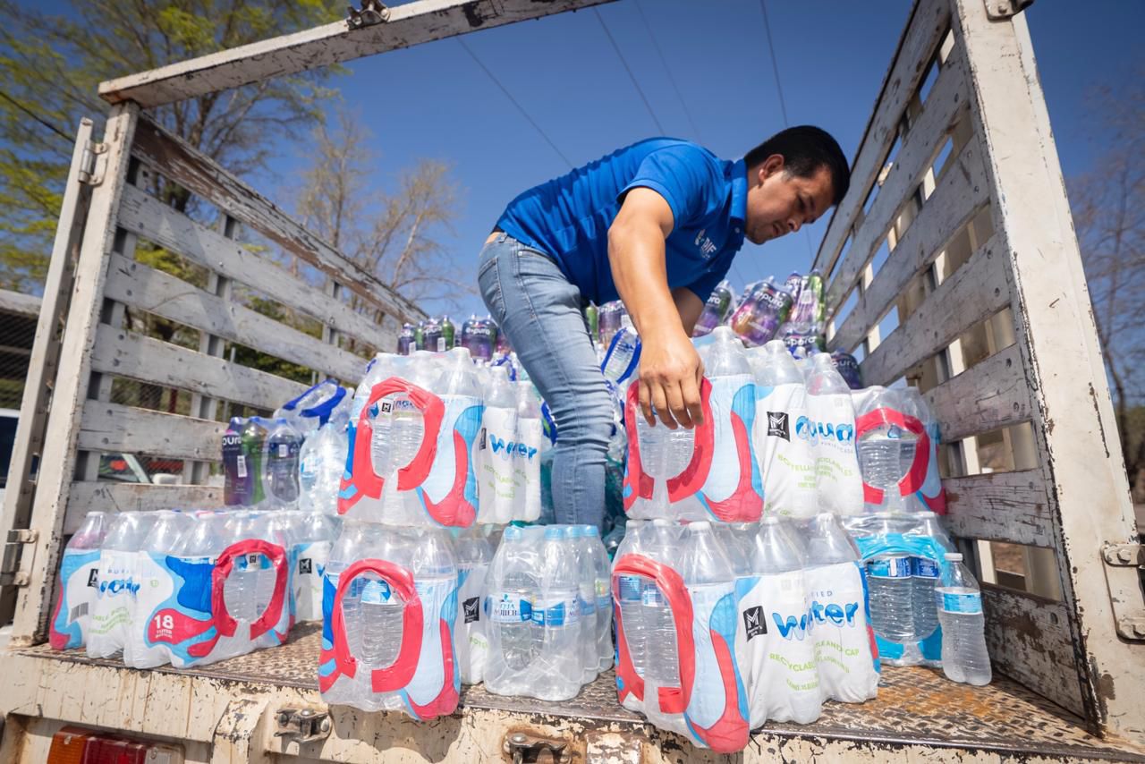 Ana Miriam Ramos y DIF Culiacán llevan 5 mil litros de agua para consumo humano a comunidades de Sanalona