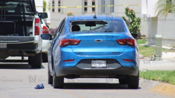 Balean automóvil en el fraccionamiento Real del Valle; ocupantes abandonan la unidad y huyen en Mazatlán, Sinaloa